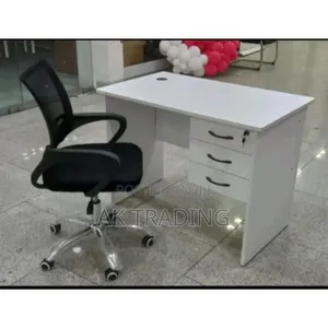 ወንበር እና ጠረጴዛ