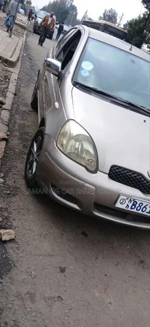 Photo - Toyota Vitz 2002 Gray