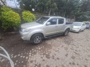 Toyota Hilux 2024 Silver