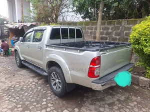 Toyota Hilux 2024 Silver