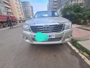 Toyota Hilux 2024 Silver