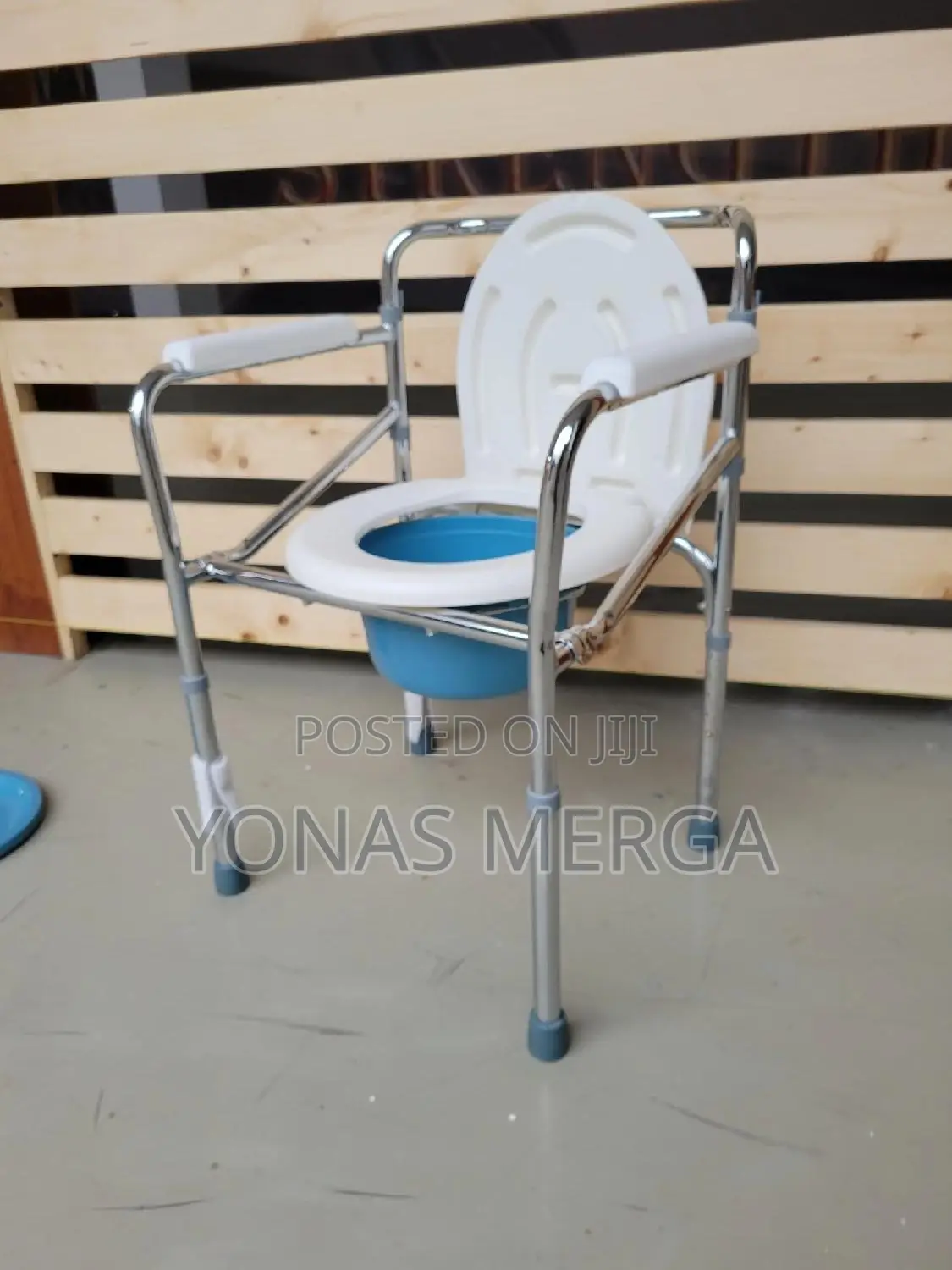 Commode Chair瘓غacts as a Portable Potty on the Road∆庲handicap Toilet