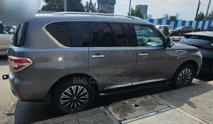Photo - Nissan Patrol 2017 Gray