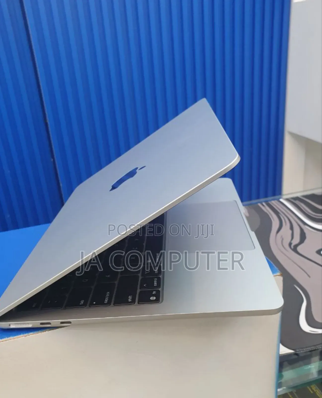 New Laptop Apple MacBook Air 2025 M4 13-Inch 16GB Apple M4 SSD 256GB