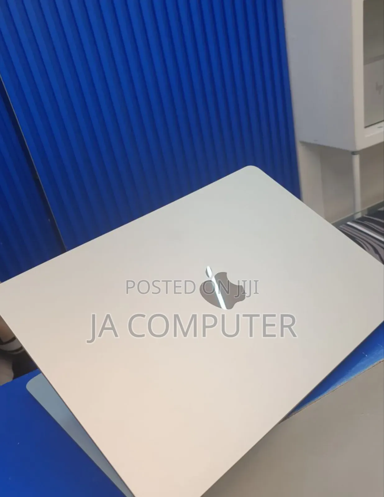 New Laptop Apple MacBook Air 2025 M4 13-Inch 16GB Apple M4 SSD 256GB