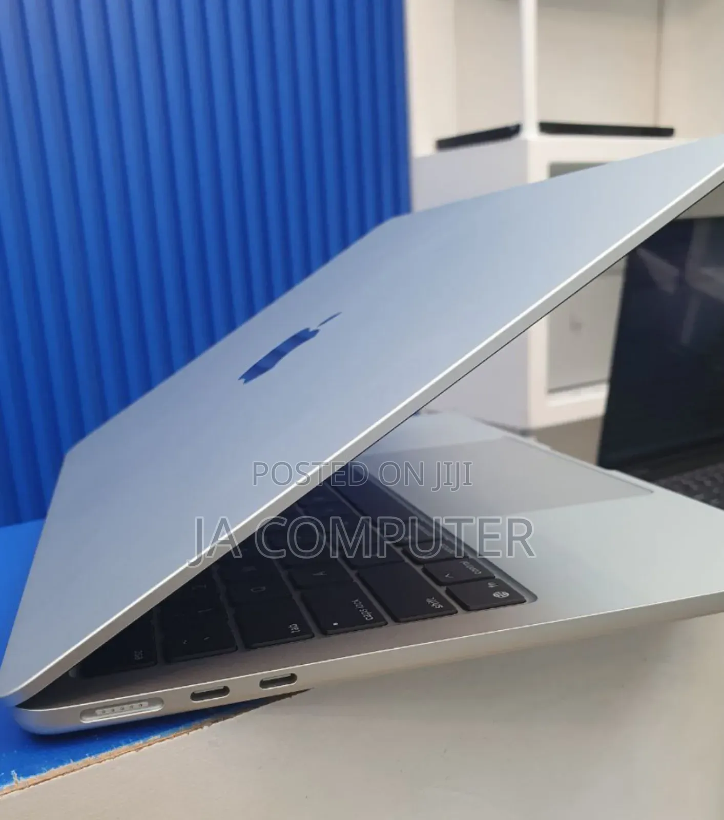 New Laptop Apple MacBook Air 2025 M4 13-Inch 16GB Apple M4 SSD 256GB