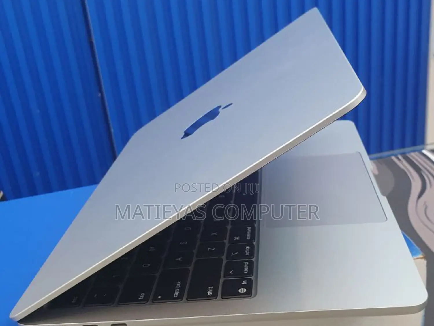 New Laptop Apple MacBook Air 2025 M4 13-Inch 16GB Apple M4 SSD 256GB