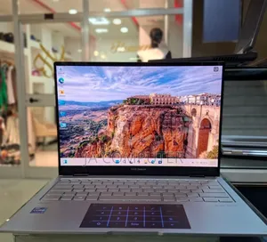 New Laptop Asus ZenBook UX330UA 16GB Intel Core I7 SSD 1T