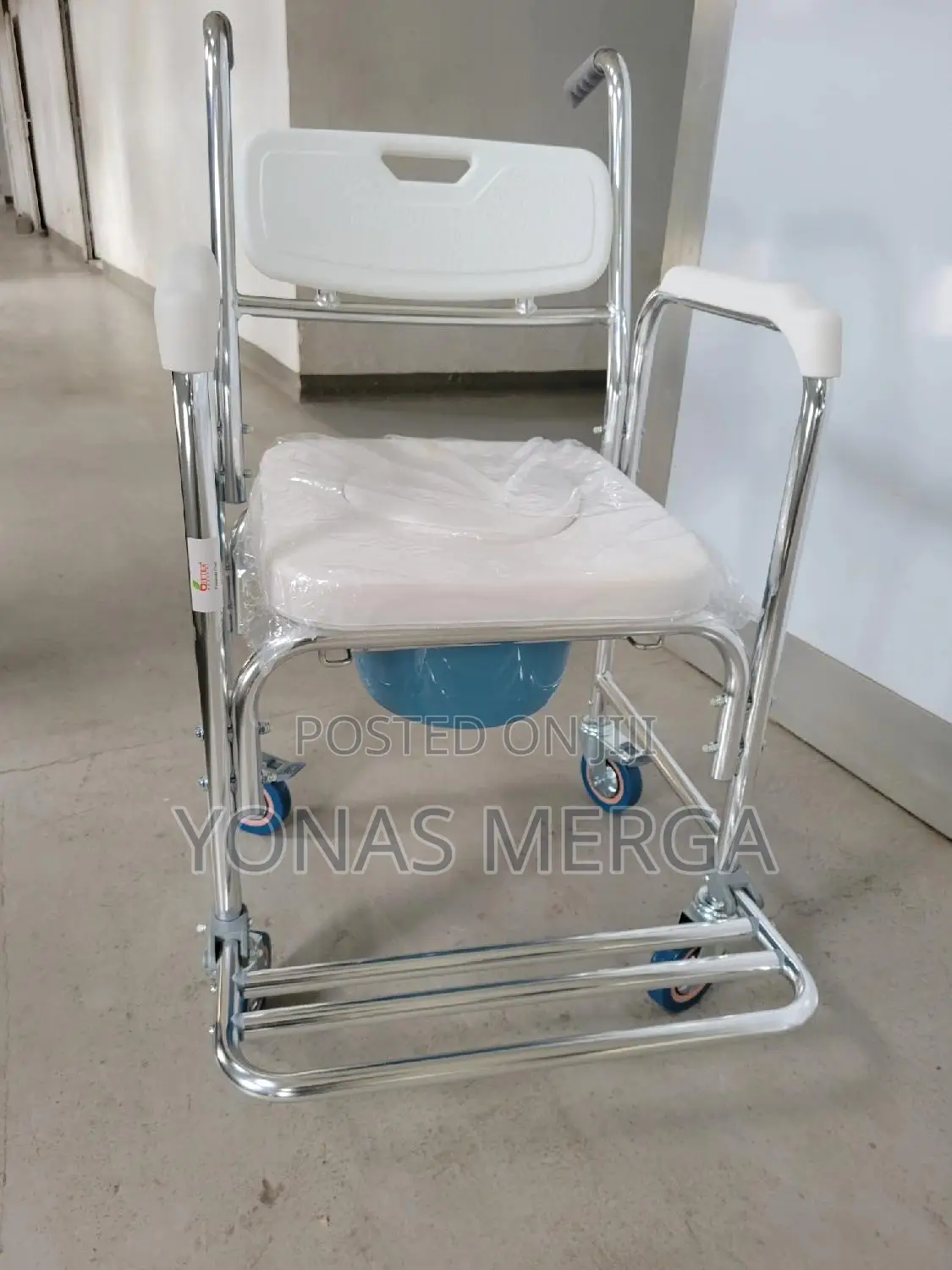 Bedside Toilet for Senior With Brake Wheels龍፭wide Curved Backrest