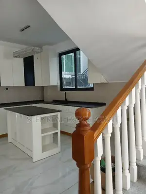 8bdrm House in Bole for rent