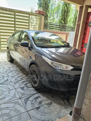 Photo - Toyota Yaris 2022 Black