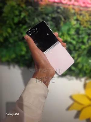 Photo - Samsung Galaxy Z Flip 5 256 GB Pink