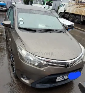 Photo - Toyota Yaris 2016 Gold