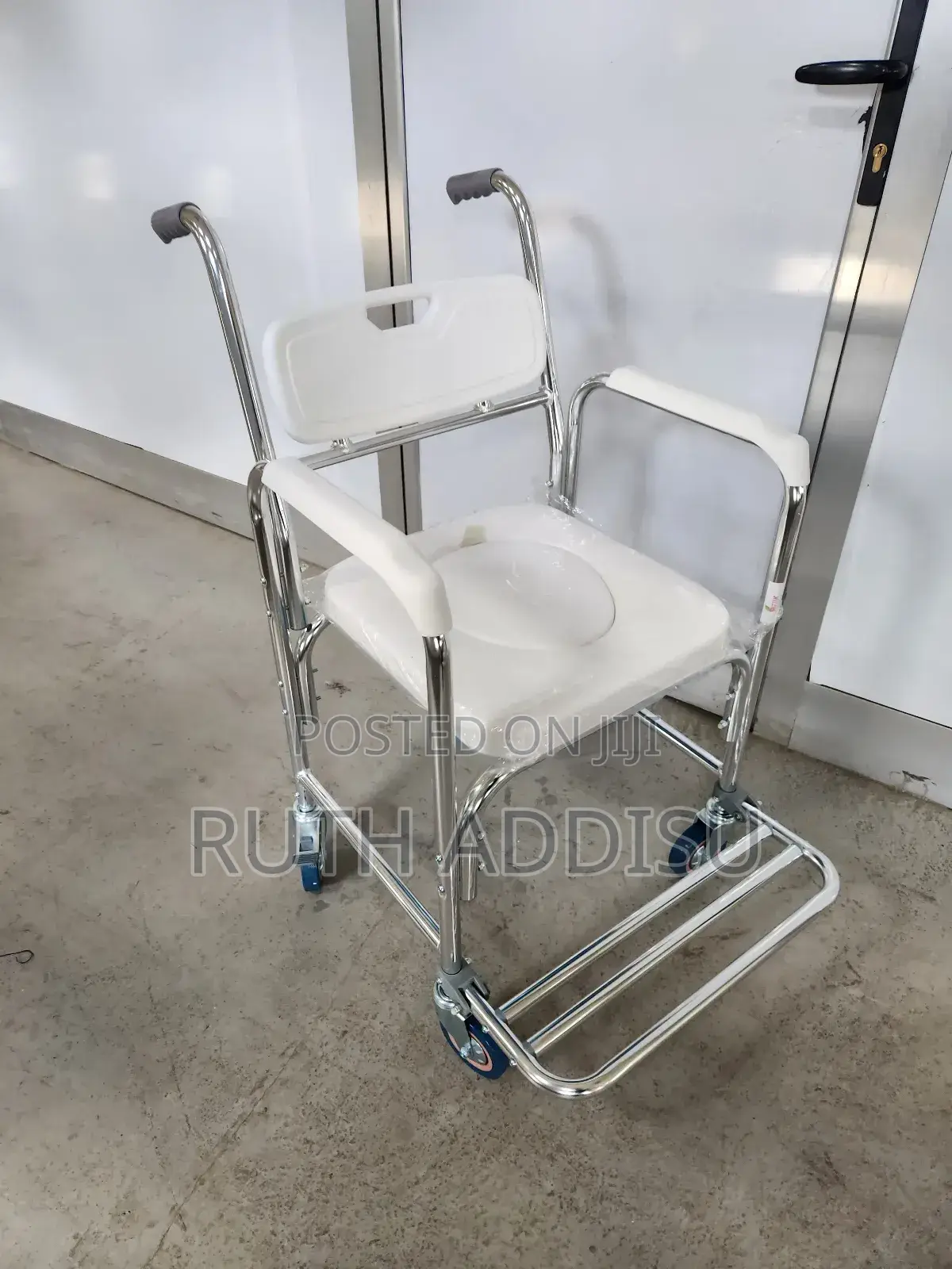 ባለ ትንንሽ ጎማ Wheelchair廟宇wheelchair Commode胎教toilet Wheelchair戈commode