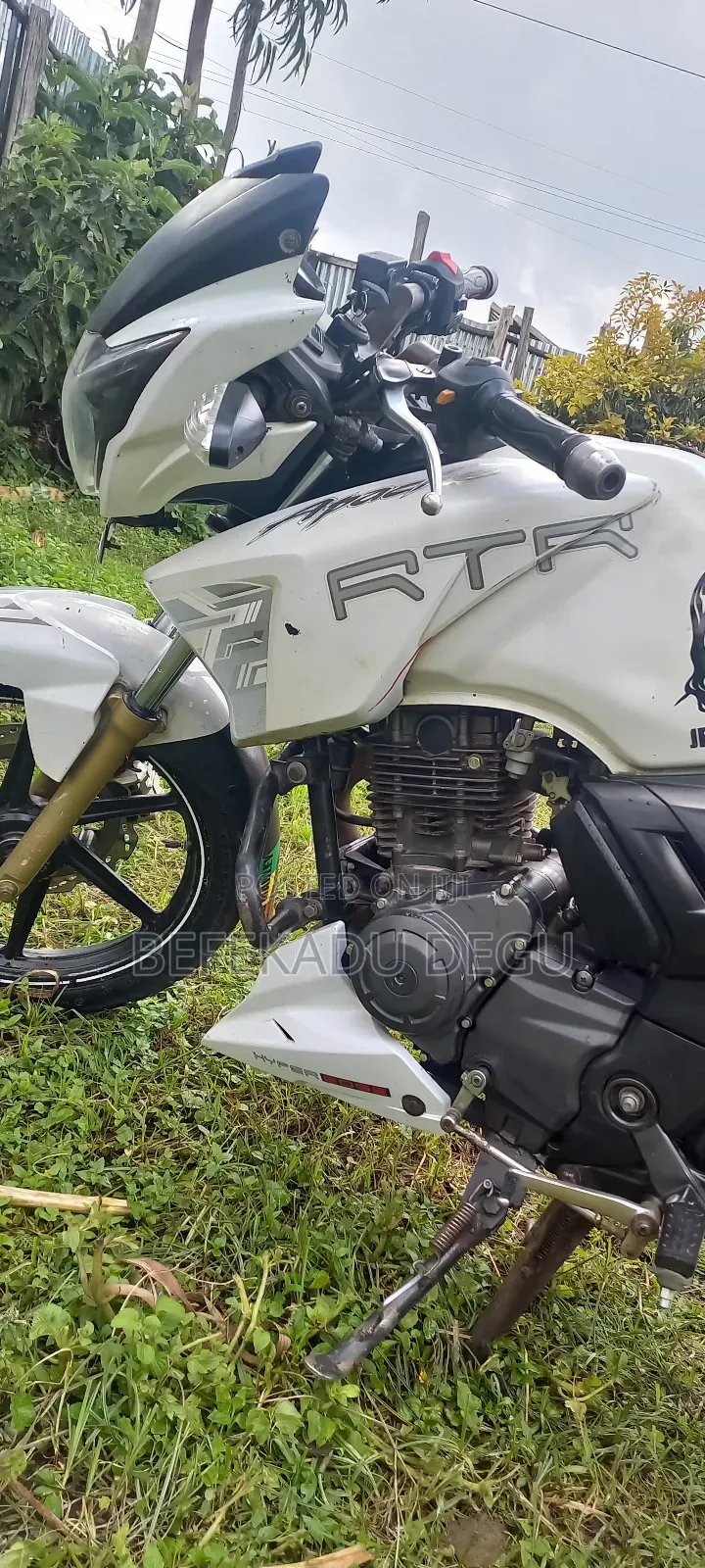 TVS Apache 180 RTR 2017 White