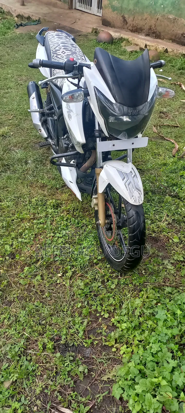 TVS Apache 180 RTR 2017 White