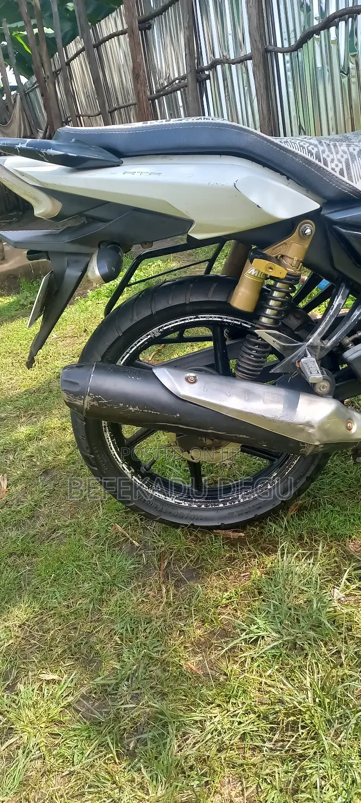 TVS Apache 180 RTR 2017 White