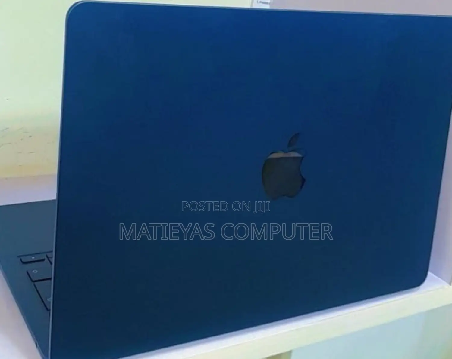 New Laptop Apple MacBook Air 2022 M2 8GB Apple M2 SSD 256GB