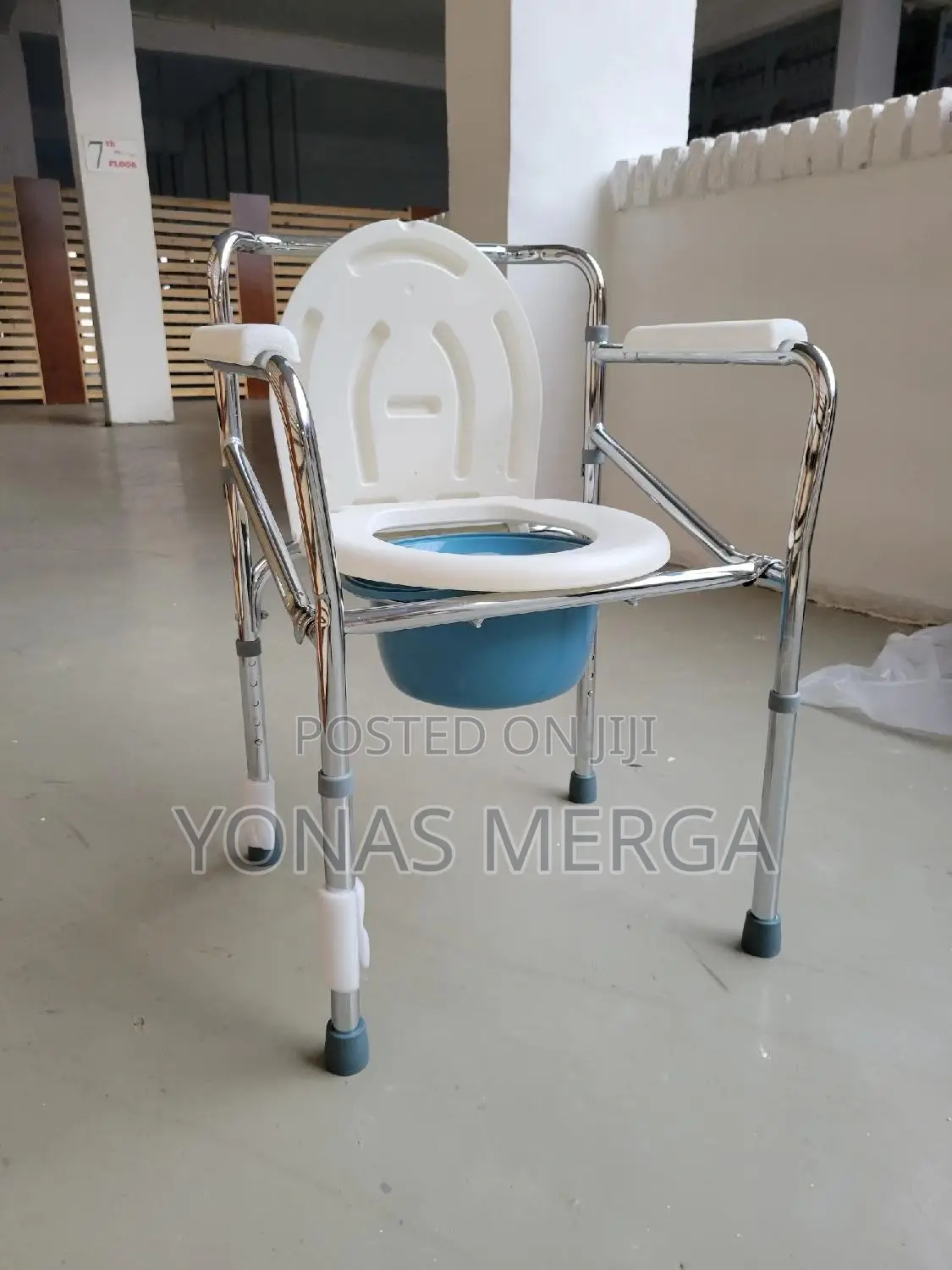 Commode Chair嘴亞safer Alternative to Traveling to a Traditional Toilet