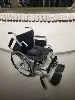 Photo - Cotten Seat Foldable Wheelchair名人wheelchair建設belted Wheelchair Medical