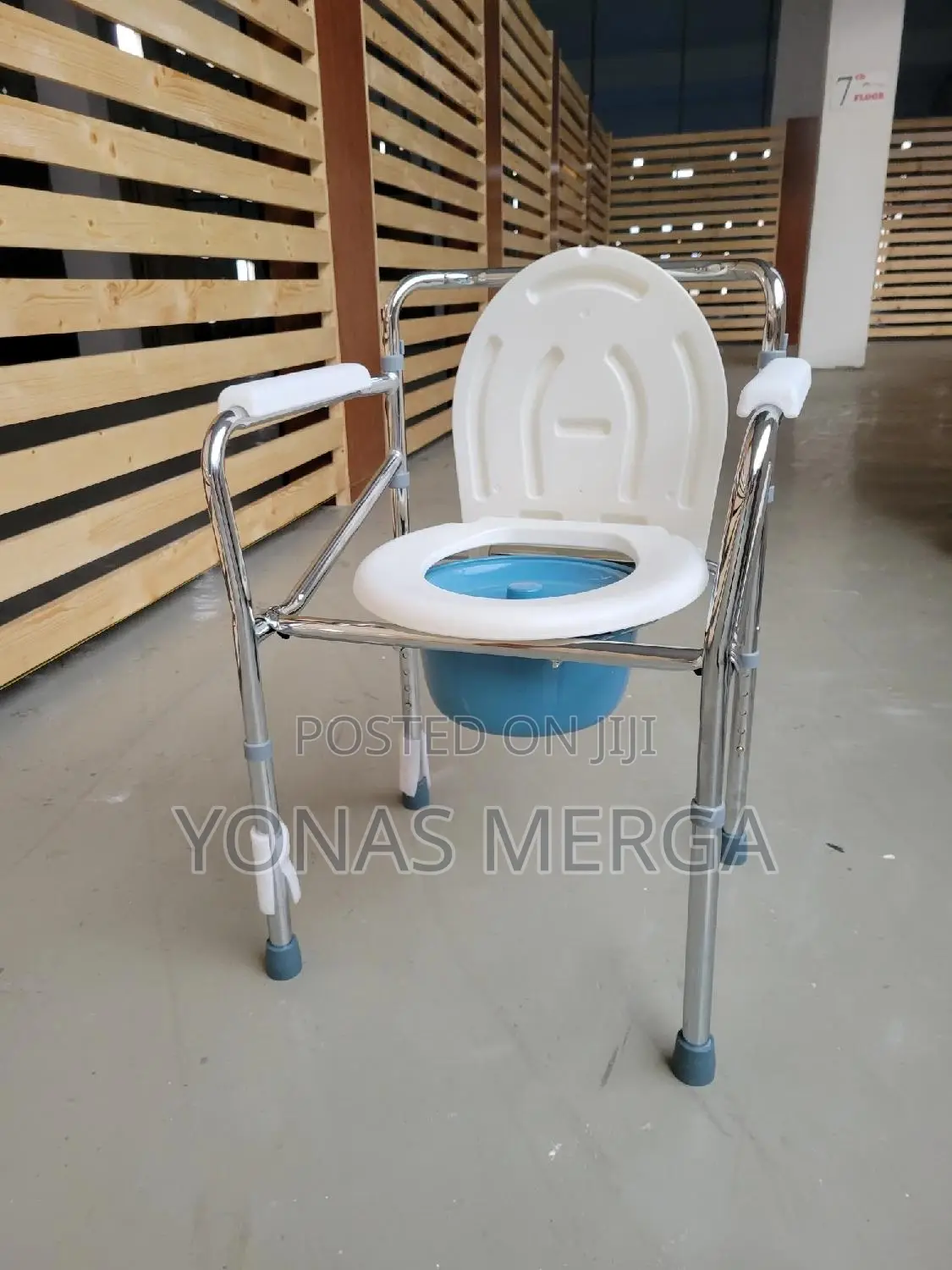 Commode Chair顏~Toiley Chair爻designed to Fit Over the Toilet Adjustable
