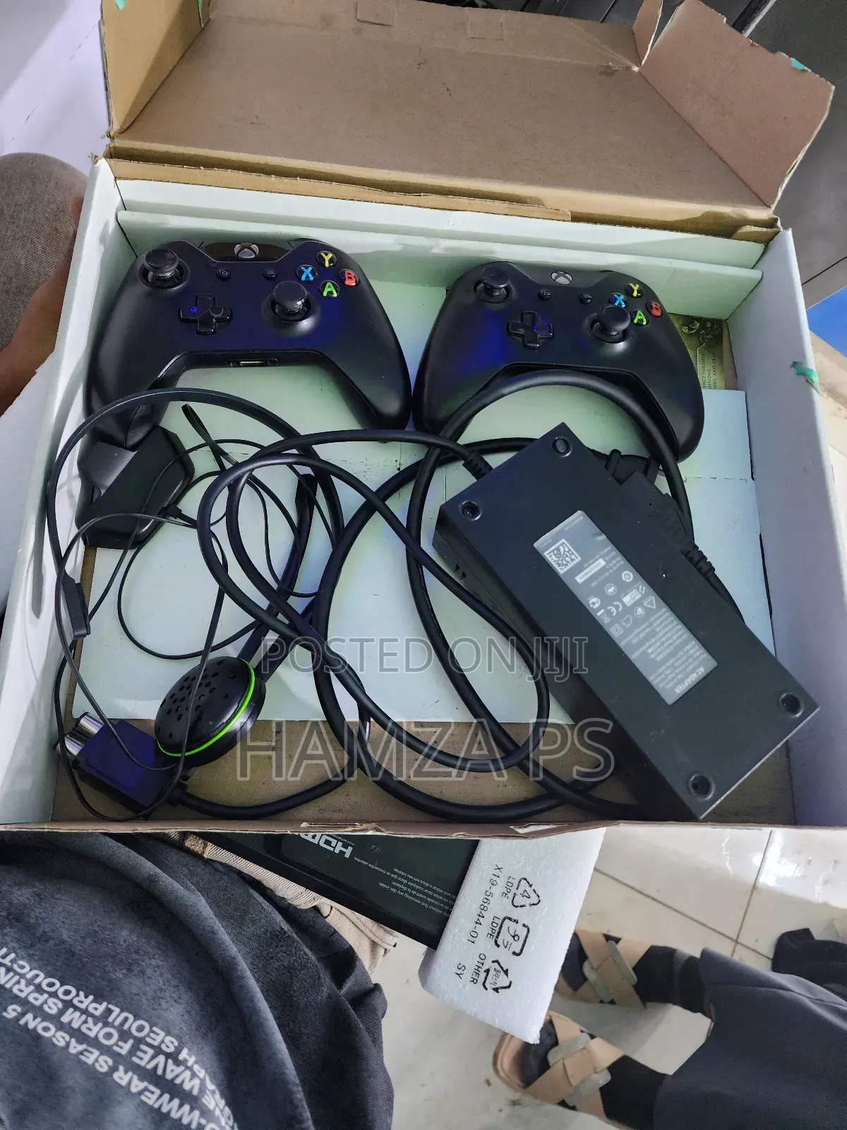 Xbox One+2 Joystick +Headset