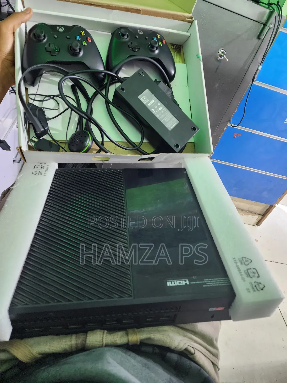 Xbox One+2 Joystick +Headset