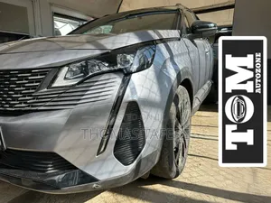 Peugeot 5008 2022 Red