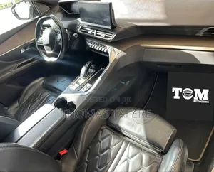 Peugeot 5008 2022 Red