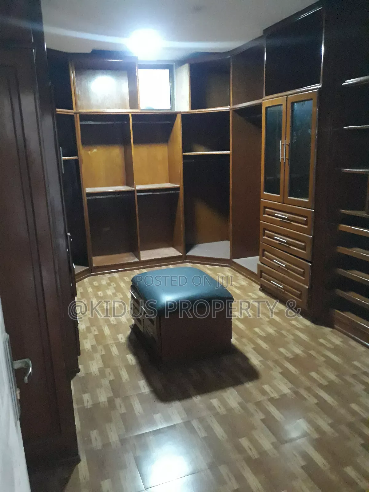 10bdrm Townhouse / Terrace in Around Nasswe, Nifas Silk-Lafto for rent