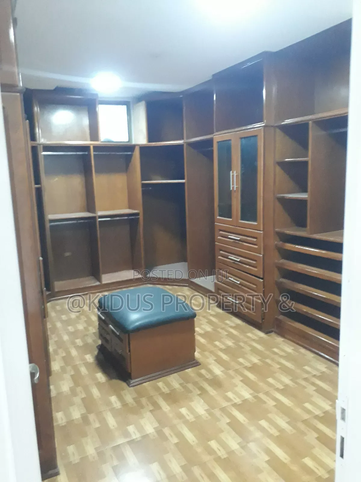 10bdrm Townhouse / Terrace in Around Nasswe, Nifas Silk-Lafto for rent