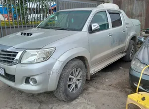 Toyota Hilux 2012 Gold
