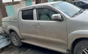 Toyota Hilux 2012 Gold