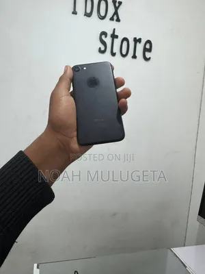 Photo - Apple iPhone 7 128 GB Black