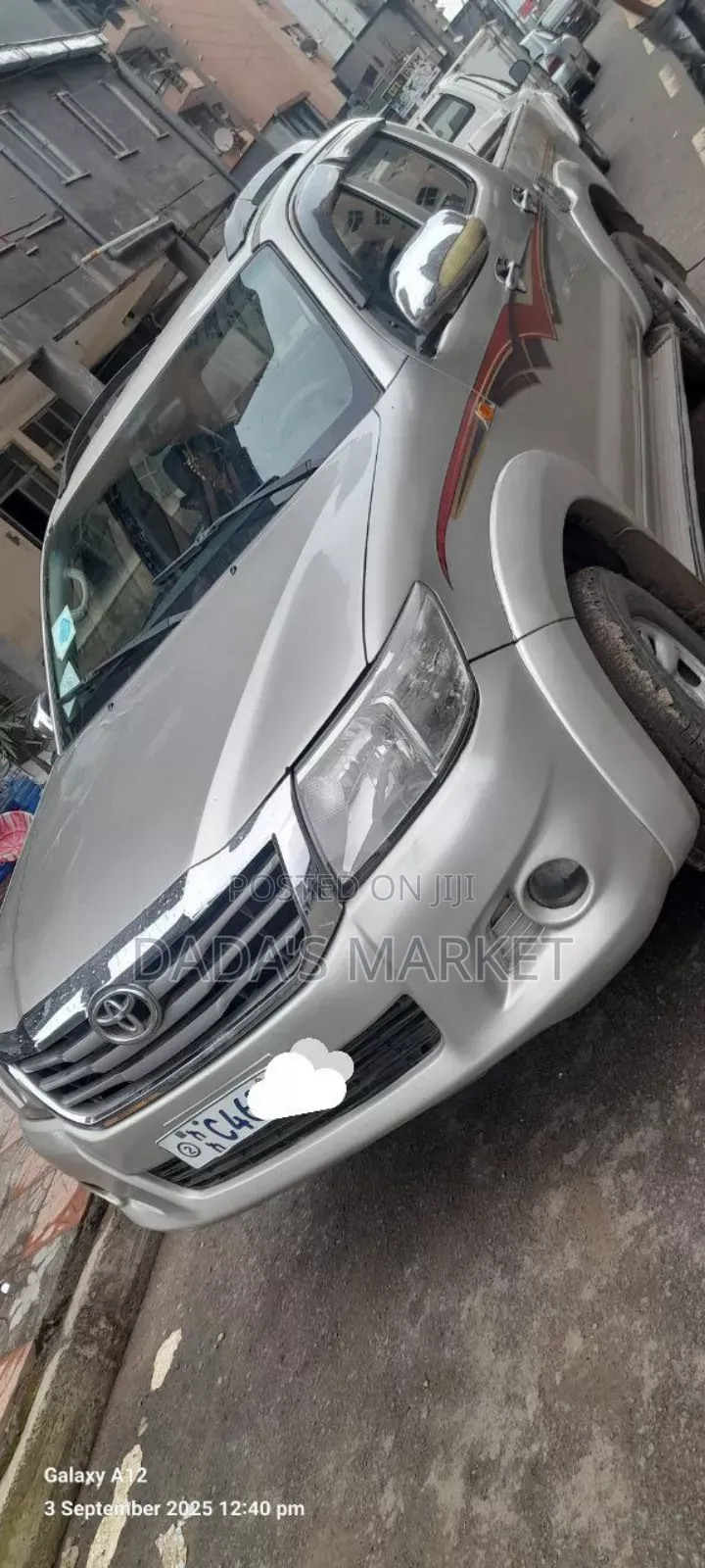 Toyota Hilux 2012 Silver