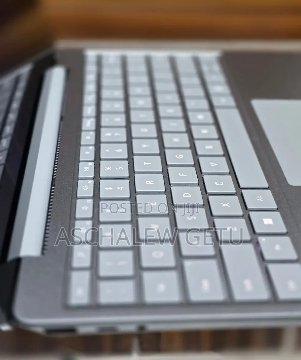 New Laptop Microsoft Surface 8GB Intel Core I5 SSD 256GB