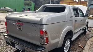 Photo - Toyota Hilux 2012 Gold