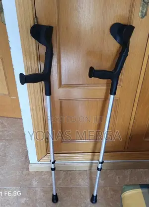 Photo - Crutches疽₮Fully Adjustable Crutches - Long።兕trying to Perform Simple