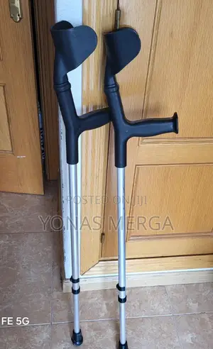 Photo - Elbow Crutches炸二soft Grip Double Adjustable Crutch余recover From Injury