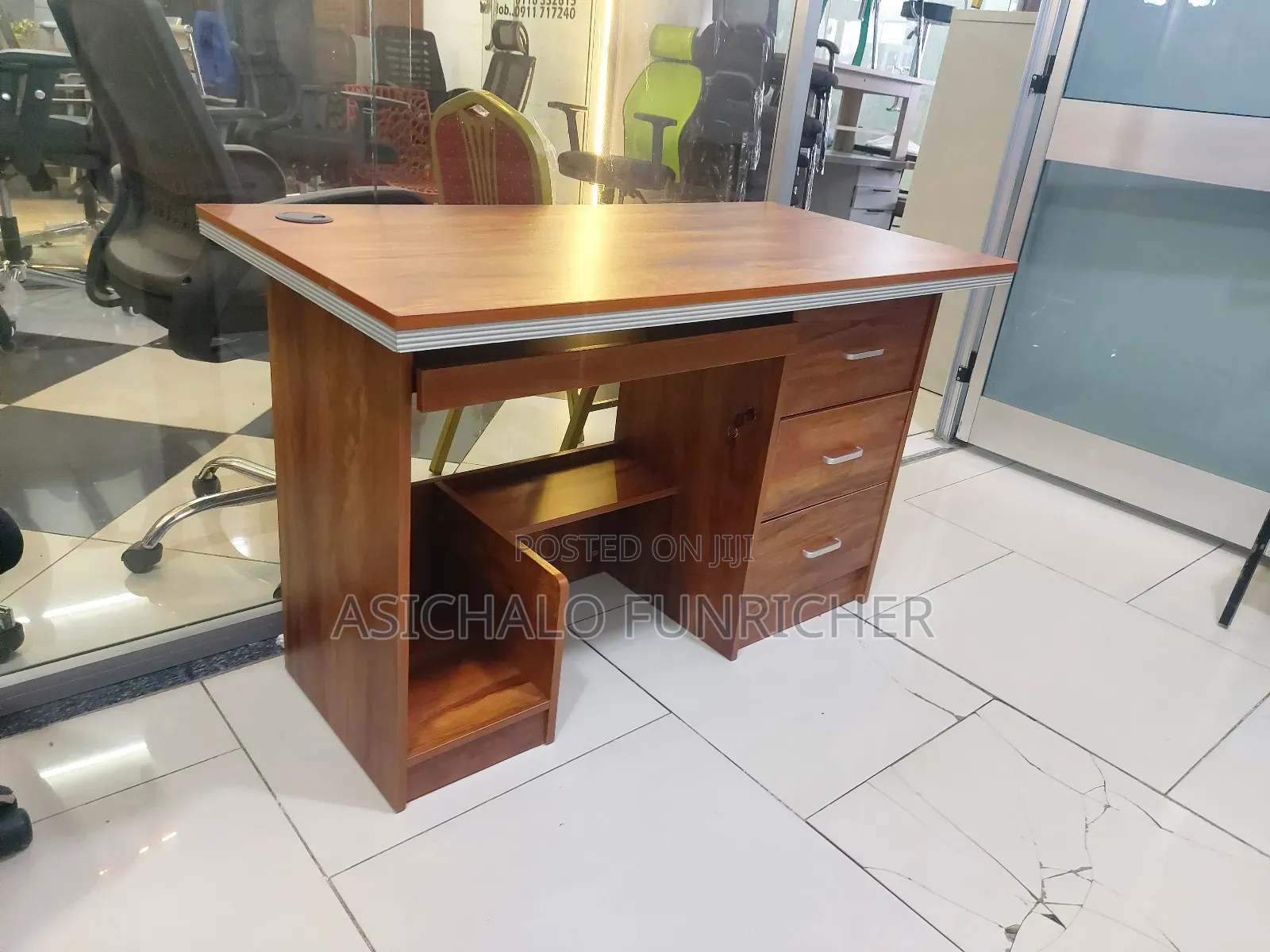 የቢሮ ጠርጴዘዎች