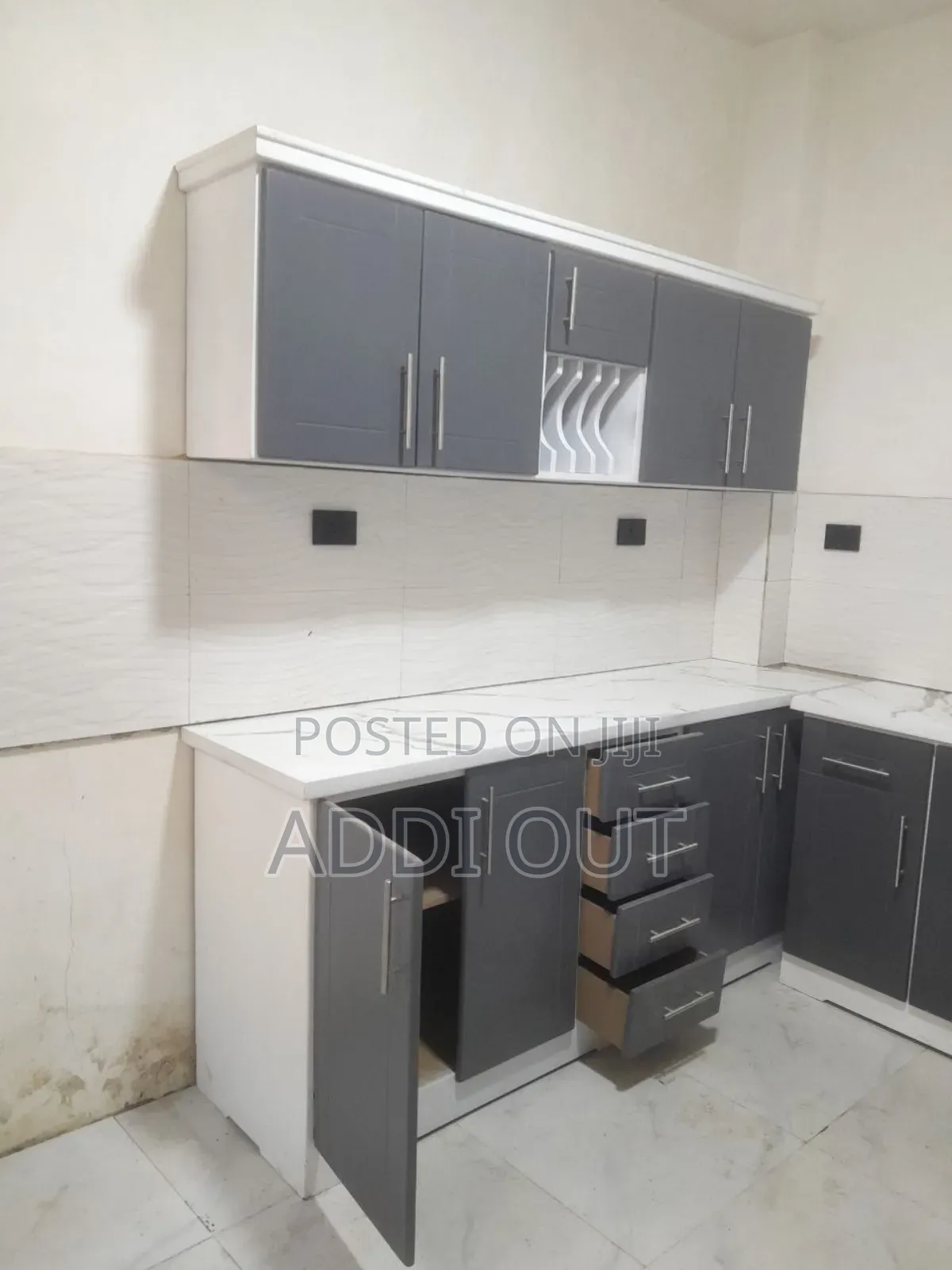 ግድግዳ ላይ የሚሰቀል 2 ሜትር ኪችን