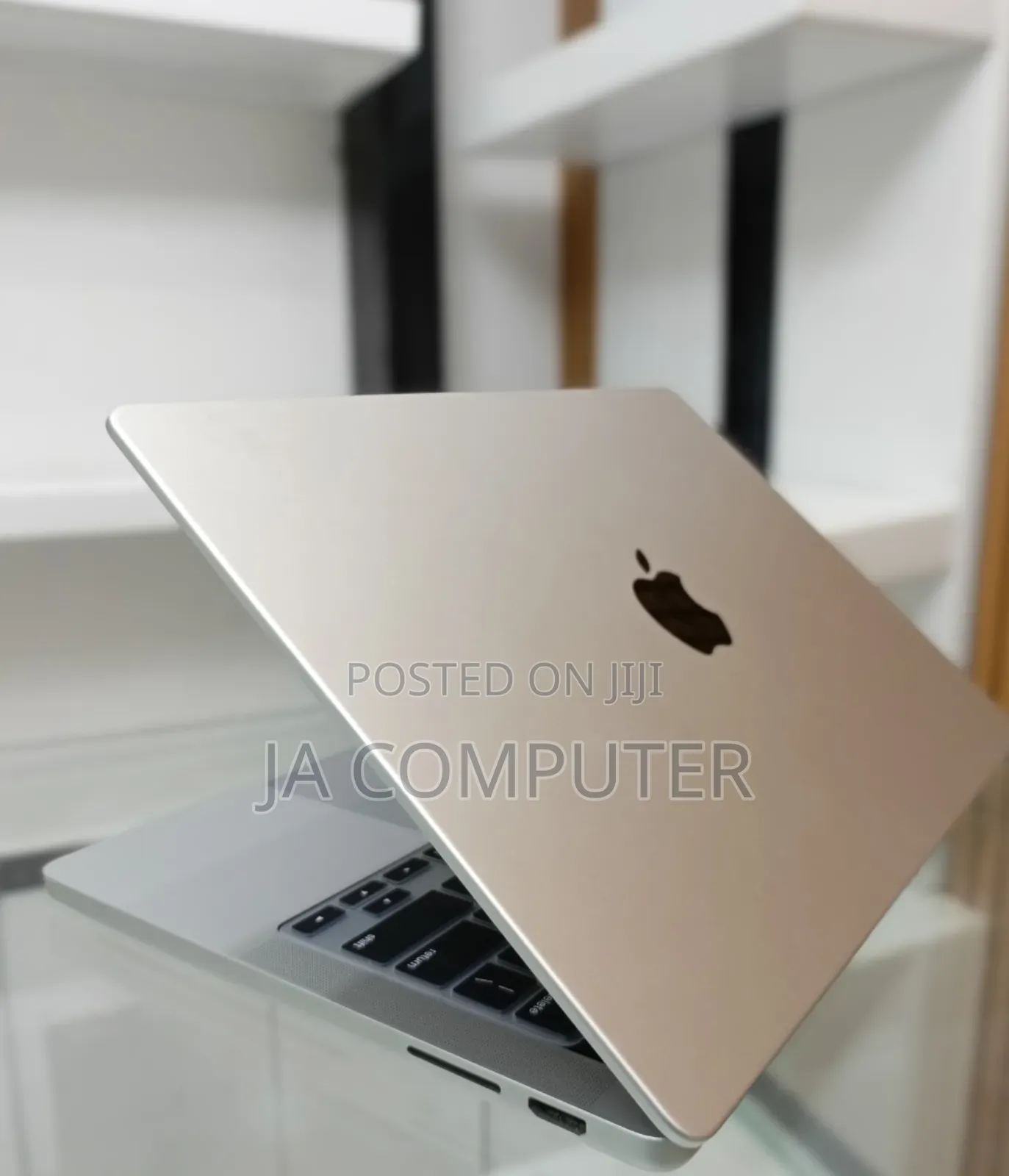 New Laptop Apple MacBook Pro 2023 M3 14-Inch 8GB Apple M3 Pro SSD 512GB