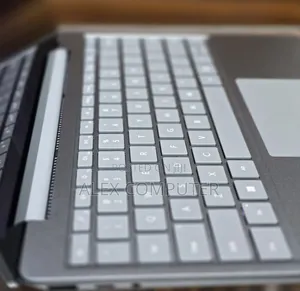 New Laptop Microsoft Surface 8GB Intel Core i5 SSD 256GB
