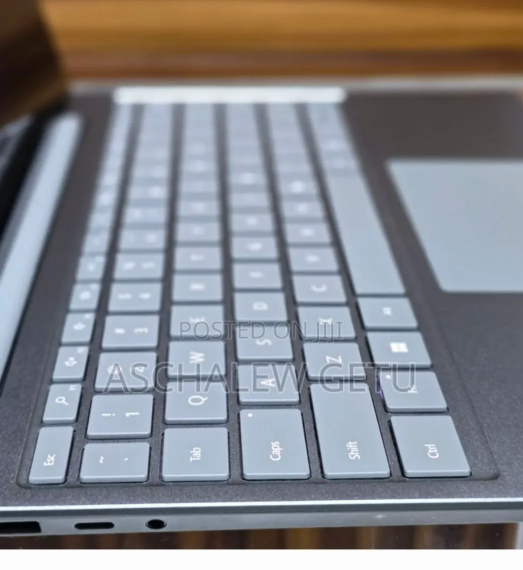 New Laptop Microsoft Surface 8GB Intel Core I5 SSD 256GB