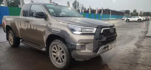 Photo - Toyota Hilux 2021 Gray