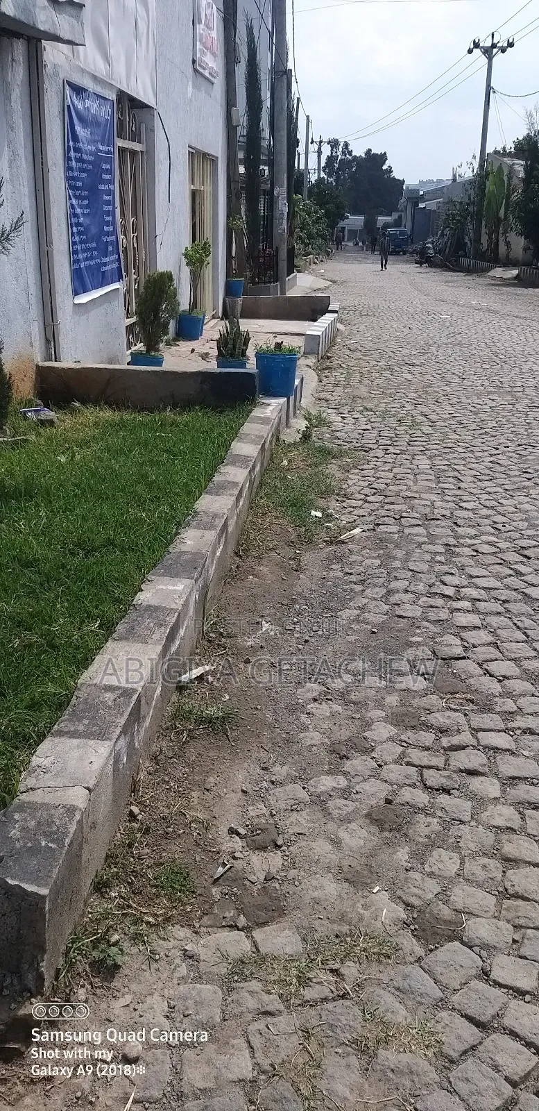 ቦታው አመቺ የሆነ መኪና ማሽከርከሪያ እቃ ማውረጃ አለው ለstore ወይም ለመጋዘን ይሆናል