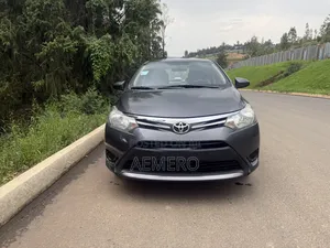 Photo - Toyota Yaris 2015 Gray