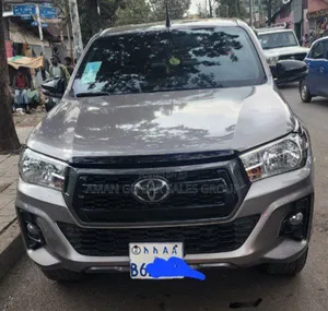 Photo - Toyota Hilux 2020 Gray