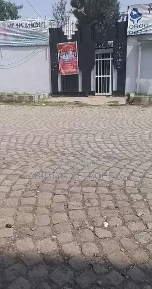 ቦታው አመቺ የሆነ መኪና ማሽከርከሪያ እቃ ማውረጃ አለው ለstore ወይም ለመጋዘን ይሆናል