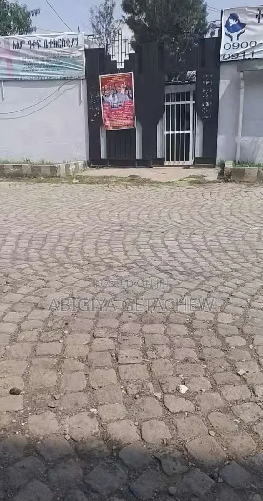 ቦታው አመቺ የሆነ መኪና ማሽከርከሪያ እቃ ማውረጃ አለው ለstore ወይም ለመጋዘን ይሆናል